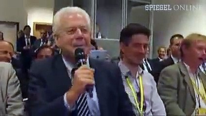 Ce moment gênant où un journaliste chante "joyeux anniversaire" à Angela Merkel