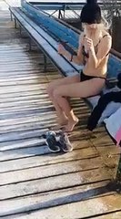 Sauter dans un lac gelé en sous-vêtements : mauvaise idée !