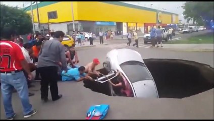 Le sauvetage impressionnant d'un couple dont la voiture a été happée par un sinkhole