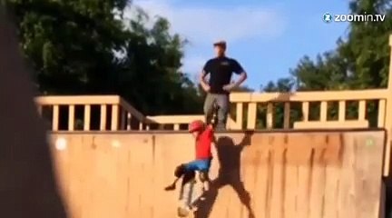 Choc : il pousse son gamin du haut d'une rampe de skate