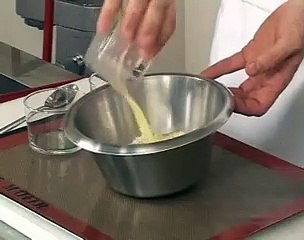 Nage d'agrumes, émulsion de champagne, tuile géante aux amandes