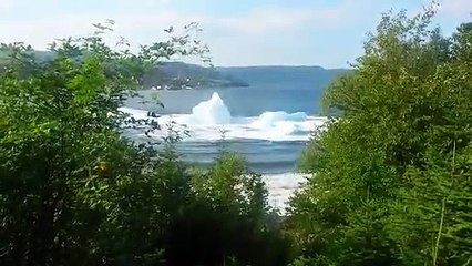 Impressionnant : un iceberg se brise et crée un tsunami