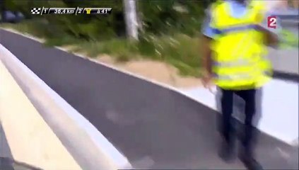 Tour de France 2015 : un soigneur de l'équipe Tinkoff-Saxo jette un bidon sur un cameraman