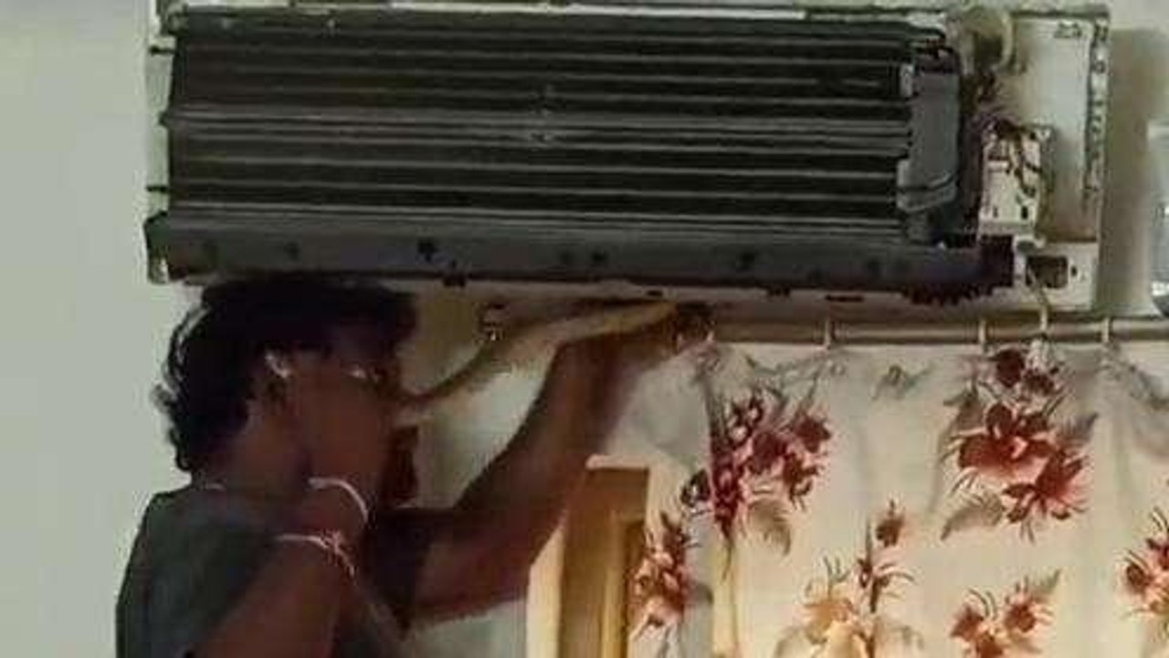 విశాఖ జిల్లా: ఏసీలోకి దూరిన పాము.. భయంతో పరుగులు