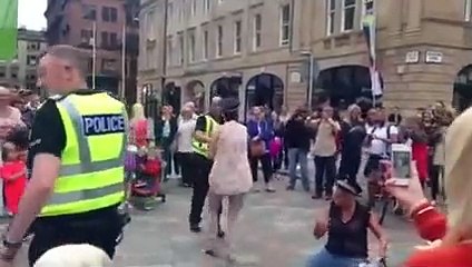 Des policiers dansent avec des passantes dans la rue à Glasgow