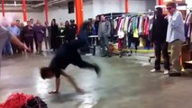 Battle de breakdance avec un policier