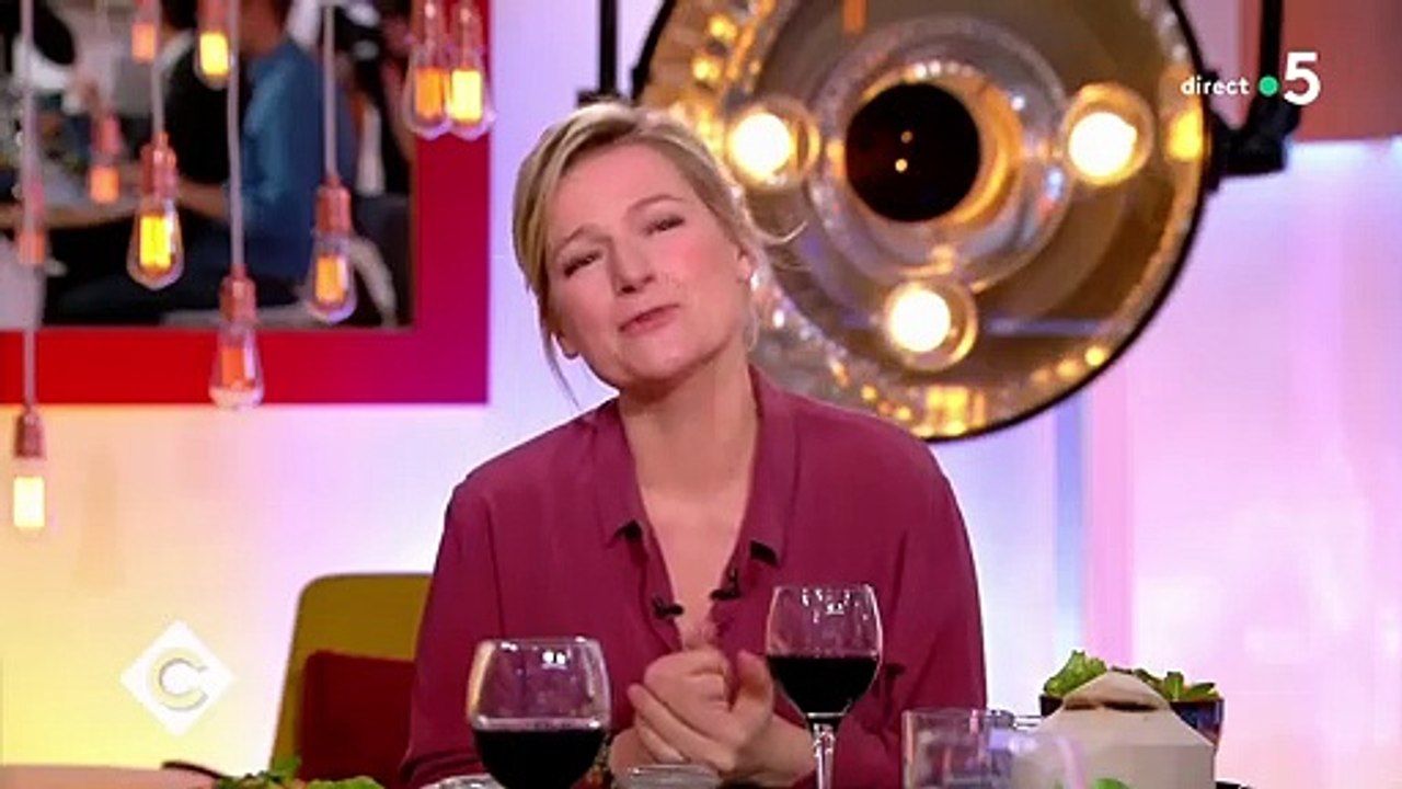 Anne-Elisabeth Lemoine boit un verre de rhum dans C à vous