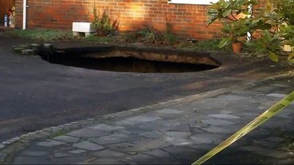 Un "sinkhole" en Grande Bretagne avale une voiture !