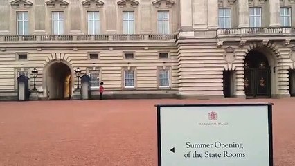 Un garde du palais de Buckingham fait le pitre pendant son service
