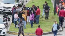 Presos de Ecuador liberan a los 57 guardias y policías retenidos tras ola violenta