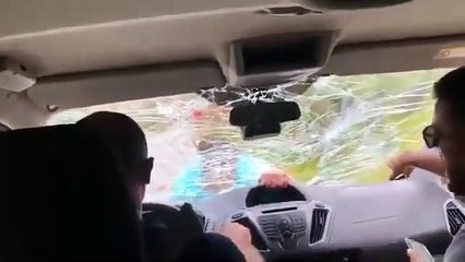 Vidéo choc : un restaurateur en colère grimpe sur la voiture en marche d'une famille de touristes