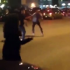 Kanye West frappe des (encore) paparazzis