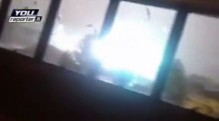 Impressionnantes images d'une tornade en Italie