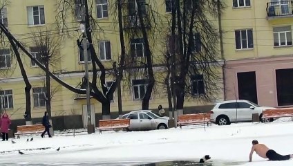L'incroyable sauvetage d'un chien tombé dans un étang gelé