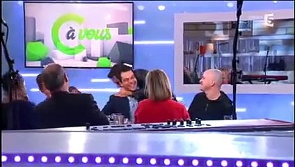 Nicolas Bedos fait du bouche-à-bouche à Patrick Cohen en direct dans C à vous