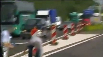 Une pluie de billets sur une autoroute