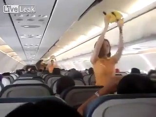 De jolies hôtesses dansent pour les passagers