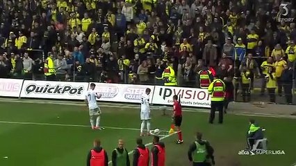 Public Buzz : Des supporters danois jettent des rats morts sur la pelouse pour perturber l'adversaire