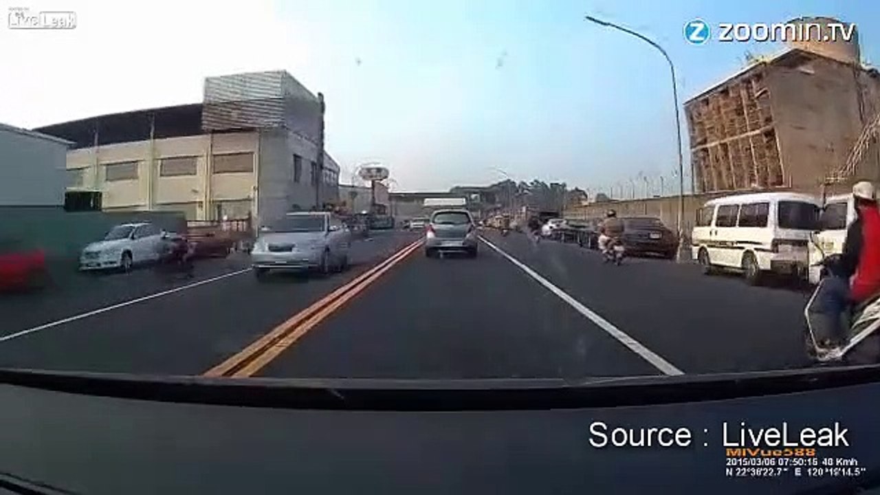 A Taïwan, les accidents de scooter, c´est pas pour rire