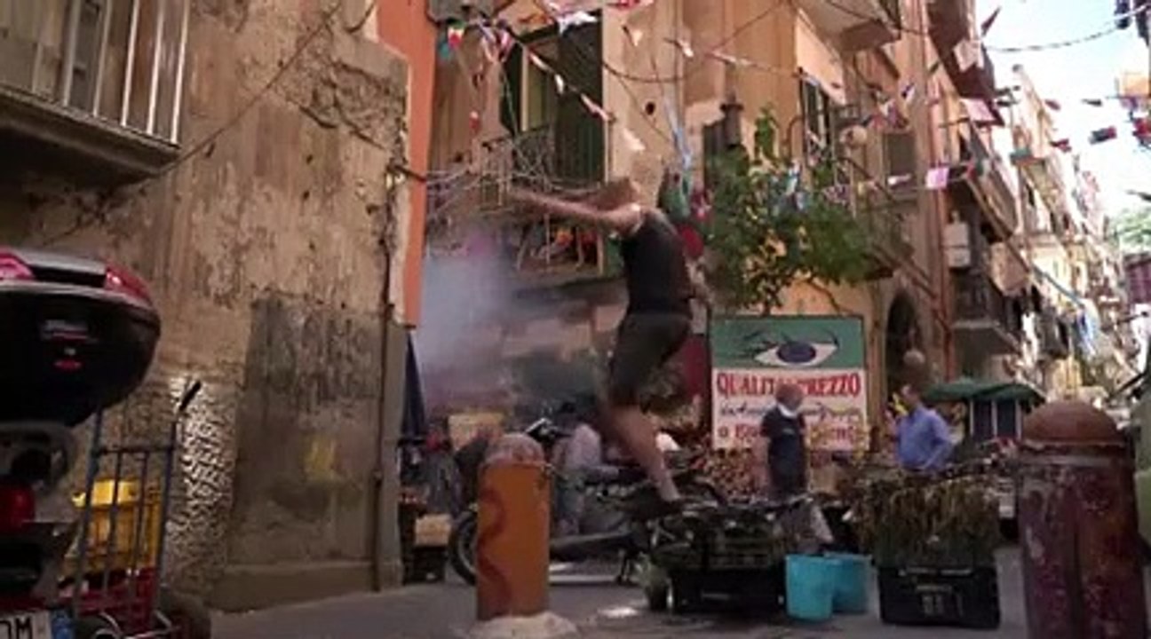 Voltige entre les balcons de Naples