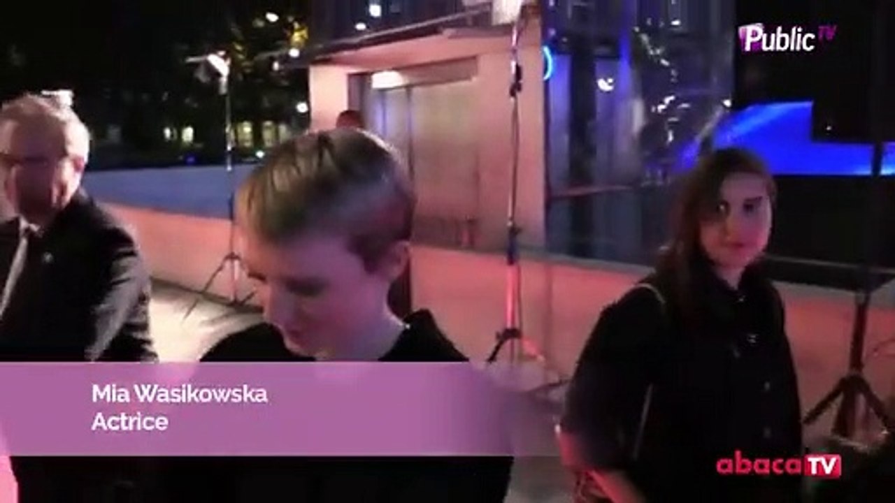 Exclu vidéo : Mia Wasikowska, Tom Hiddelstone : duo complice à l’avant-première de Crimson Peak !