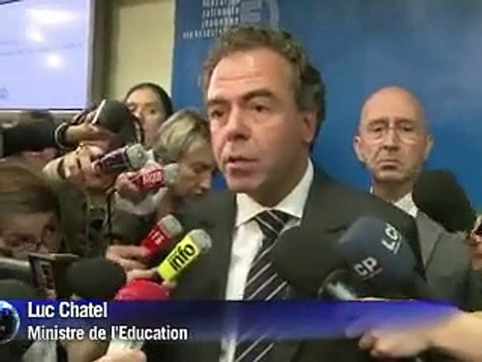 Rentrée: Chatel assume les postes supprimés, craintes du PS