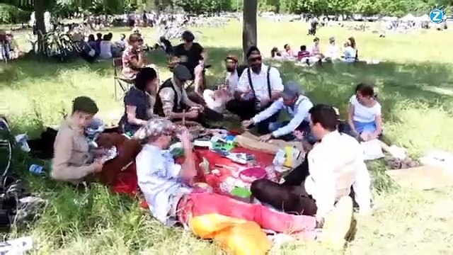 Bérets et baguettes : quand Paris se la joue rétro