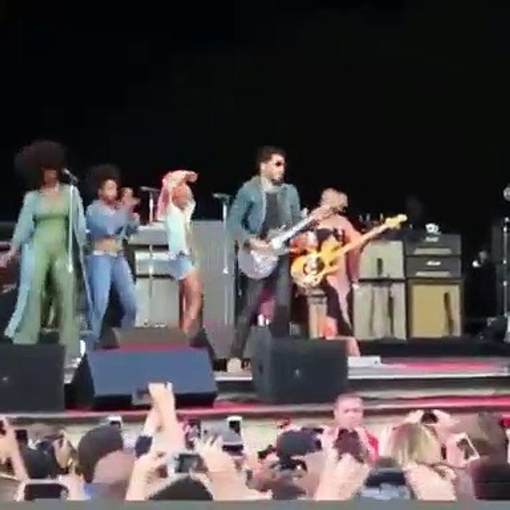Le pantalon de Lenny Kravitz craque en plein concert dévoilant ses parties intimes !