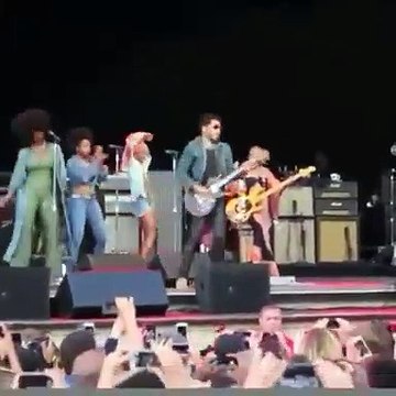 Le pantalon de Lenny Kravitz craque en plein concert dévoilant ses parties intimes !