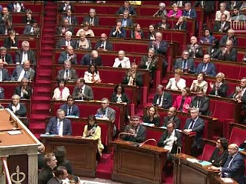 Loi travail: Valls dégaine le 49-3 face à une conjonction d'oppositions