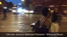 Emeutes à Baltimore : il proteste en dansant sur du Michael Jackson devant la police