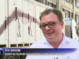 Des spécimens rares de dinosaures traversent Paris avant de s'exposer