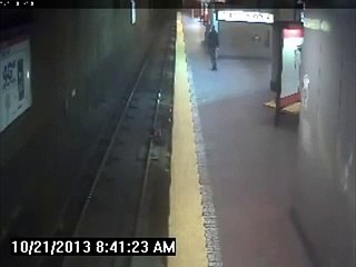 Une femme somnambule tombe sur les rails du métro