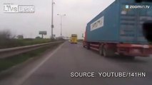 Bien chargé, un bus perd une roue sur l'autoroute!