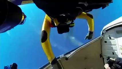 Il survole le Mont FUji en jetpack