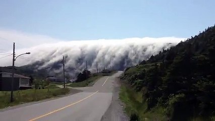 Impressionnant : une cascade de brouillard descend d'une montagne