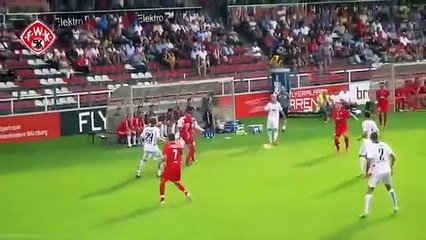 La tête plongeante la plus ridicule de l'histoire du football