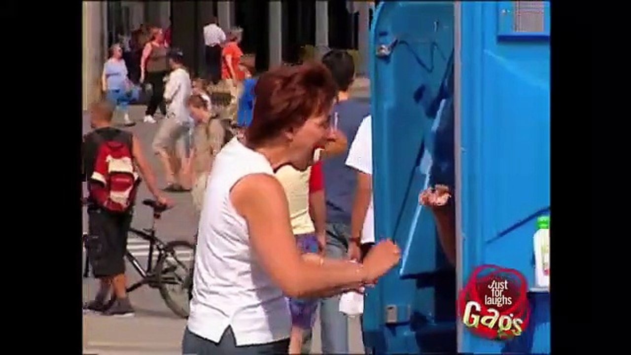 Elle se douche en plein milieu de la rue !