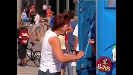 Elle se douche en plein milieu de la rue !