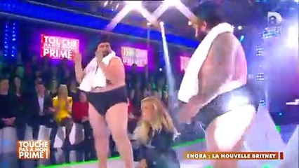 Скачать видео: Enora Malagré sexy en tenue de cuir pour imiter Britney Spears dans Touche pas à mon prime