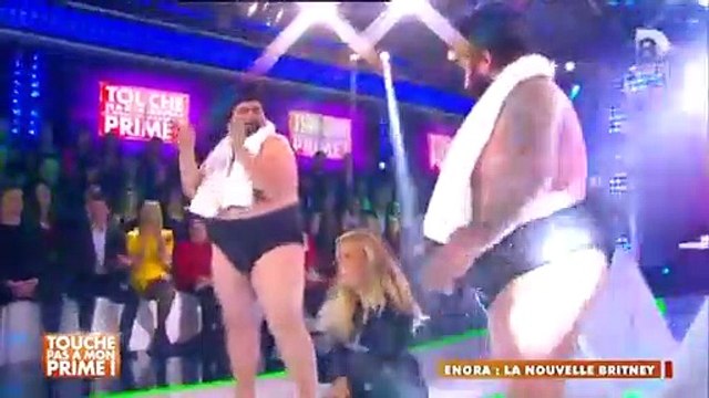 Enora Malagré sexy en tenue de cuir pour imiter Britney Spears dans Touche pas à mon prime