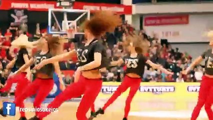 Découvrez les dessous des répétitions des pom-pom girls Lituaniennes