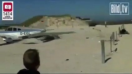 Un avion frôle un vacancier en pleine séance de bronzage