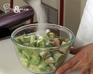 Compote de rhubarbe, cannelle et crème fraîche