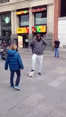 Cristiano Ronaldo se déguise en SDF pour surprendre un jeune fan