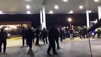 La police de St Louis en action après la mort d'un jeune noir