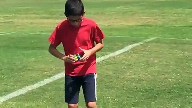 Ce jeune garçon résout un Rubik’s Cube tout en jonglant avec son ballon