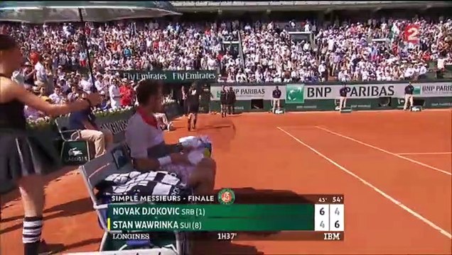 Roland-Garros : Novak Djokovic explose sa raquette de rage après la perte du deuxième set