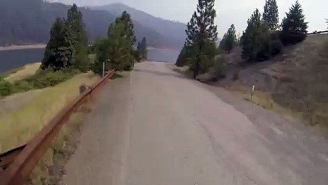 Un énorme saut en vélo dans un lac