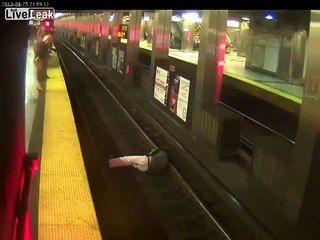 Saoul, il se laisse tomber sur les rails